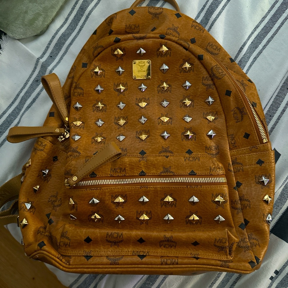 I’m selling it because I don’t go anywhere or never gonna wear it anywhere